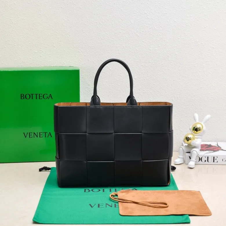 The batch of 2000 BV tote bag (small four compartments) has finally been shipped🔥🔥 The leather feels great! It's a very low-key bag. The more I look at it, the more I like it. I usually go out for rides and planes because I have a lot of stuff and need to carry a computer. Carrying a bag like this is all it takes. It comes with a small bag for storage, which is very convenient. Style number: 9898 Size: 38*10*28cm